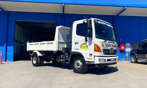 TLIC3003 Drive medium rigid vehicle lessons Townsville